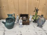 de nombreux vases et figurines de toutes sortes posés sur une table