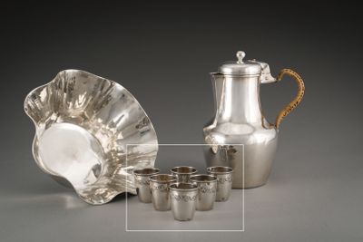service à thé plaqué argent comprenant quatre tasses et une théière