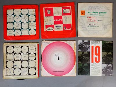 beaucoup de livres posés sur une table sur laquelle se trouve une horloge