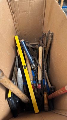 une boîte en carton remplie d'outils