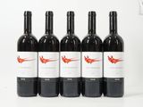 six bouteilles de vin rouge sont alignées sur une surface blanche