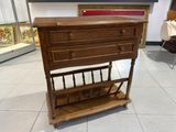 une table en bois sur laquelle est posé un porte-revues