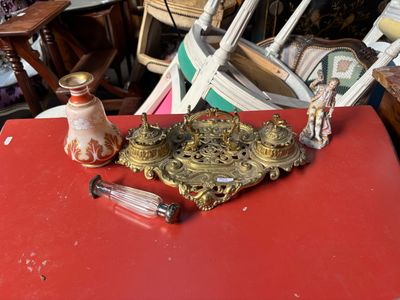 une table rouge recouverte d'une nappe rouge, sur laquelle est posée une assiette dorée