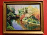 un tableau accroché au mur d'une pièce rouge