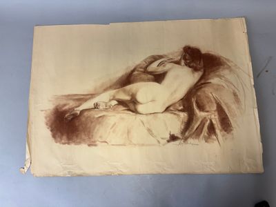 une vieille photo représentant une femme nue allongée sur un canapé