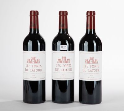 trois bouteilles de vin rouge posées côte à côte sur une table