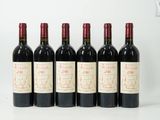six bouteilles de vin rouge alignées