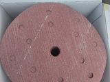 un disque rose dans une boîte percée de trous