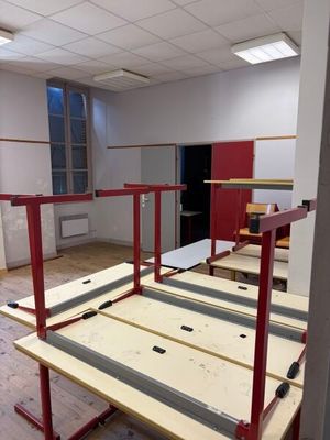 une photo d'une pièce en cours de rénovation