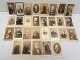 plusieurs vieilles photographies en noir et blanc représentant des hommes en costume et cravate