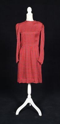 une robe à carreaux rouges et noirs sur un mannequin