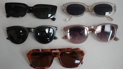 5 paires de lunettes de soleil