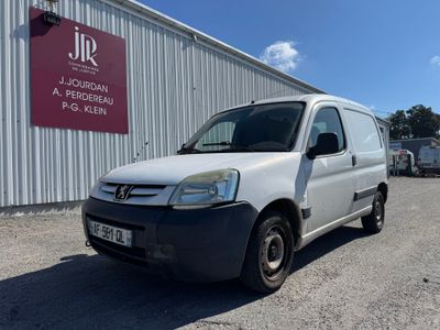 une camionnette blanche garée devant un bâtiment