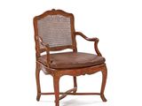une photo d'une chaise en bois avec une assise en cuir marron