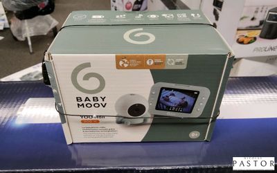 un babyphone dans la boîte posée sur la table