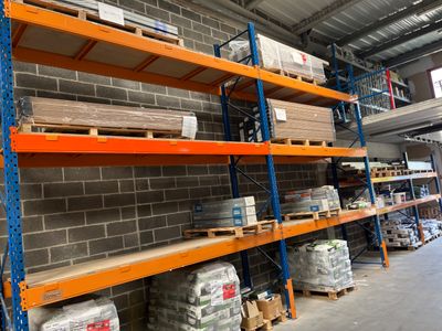 de nombreuses étagères contenant des boîtes et des boîtes dans un entrepôt