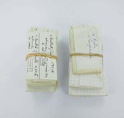 deux feuilles de papier sur lesquelles il y a des inscriptions, posées l'une sur l'autre