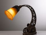 l'image d'une lampe posée sur une table