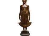 une image représentant une statue d'une personne debout sur un socle