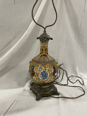 l'image d'une lampe posée sur une table