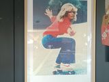 une photo d'une fille sur un skateboard accrochée au mur