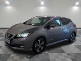 La Nissan Leaf, un véhicule électrique, est garée sur un sol à damier.