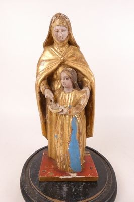 une image représentant une statue d'une femme tenant un enfant dans ses bras