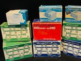 plusieurs boîtes contenant différents types de savon, empilées les unes sur les autres
