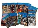 beaucoup de DVD empilés les uns sur les autres