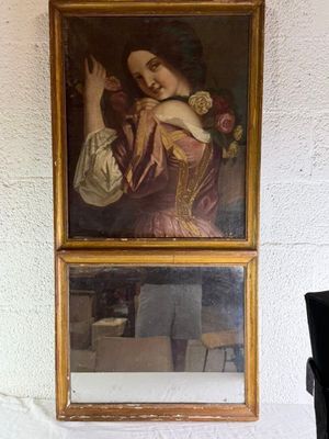 un tableau représentant une femme tenant un oiseau, accroché au mur
