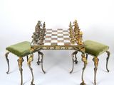 une image représentant une table d'échecs avec deux tabourets et un échiquier posé dessus