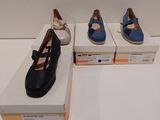 Plusieurs paires de chaussures sont exposées dans une vitrine.