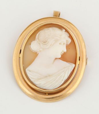 un gros plan sur la photo d'une femme portant une boucle d'oreille en or