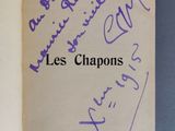 un livre ouvert, sur lequel figurent des inscriptions en violet, posé sur une table