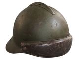 un vieux casque orné d'un bandeau en cuir sur fond blanc