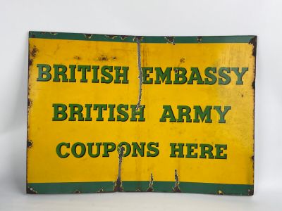 un panneau jaune sur lequel on peut lire « l'armée britannique a pris le pouvoir ici »
