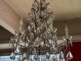un lustre suspendu au plafond d'une pièce