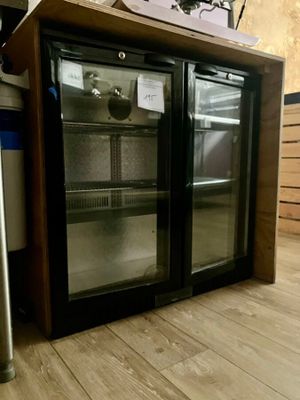 un réfrigérateur à deux portes vitrées dans une cuisine