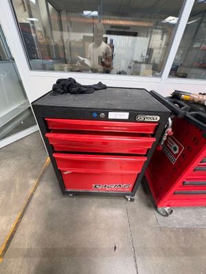 deux coffres à outils rouges et noirs posés l'un à côté de l'autre dans un garage