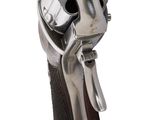 une arme posée sur un objet métallique