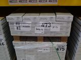 une grande pile de cartons posée sur une palette dans un magasin