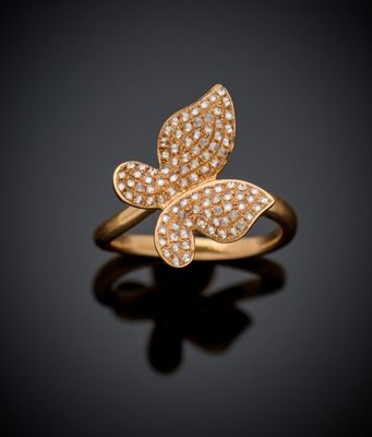 une bague en or avec des diamants sur fond noir