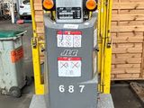 un chariot élévateur qui se trouve dans un entrepôt