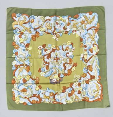 HERMES Baroque. Carré en soie imprimée sur fond vert. Signé …