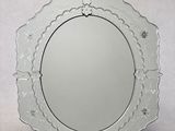 une image représentant un miroir orné d'un motif décoratif