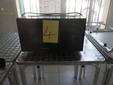 un micro-ondes posé sur une table dans une pièce