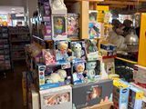 beaucoup de jouets sur les étagères du magasin