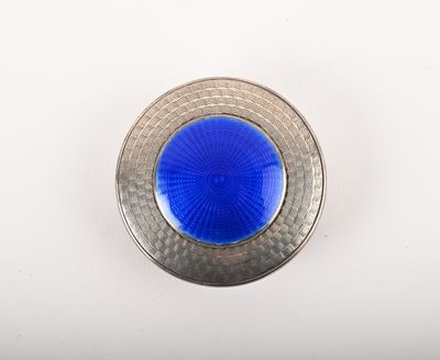une image montrant un gros plan d'un bouton bleu sur une surface blanche