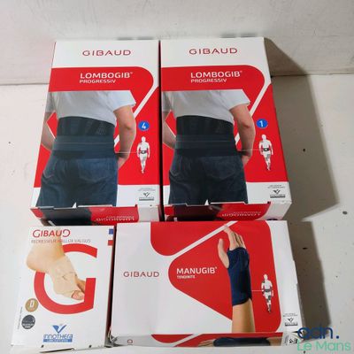 trois boîtes de bandages Girdud empilées les unes sur les autres