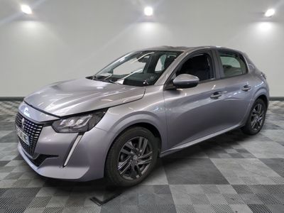 la voiture argentée est garée sur un sol en damier dans le garage
